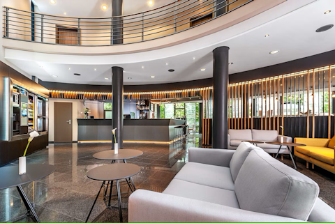 駅まで徒歩4分で移動もらくらく！ウンターハヒングエリアのモダンな4つ星ホテルに宿泊