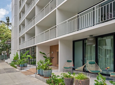 JALで行くハワイ！毎朝食つき！ワイキキの街並みに溶け込むジュニアスイート宿泊