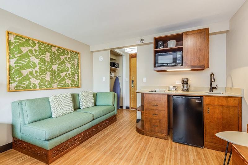 食事も自由に楽しめるキチネット付きワイキキ滞在。JAL利用・送迎つき