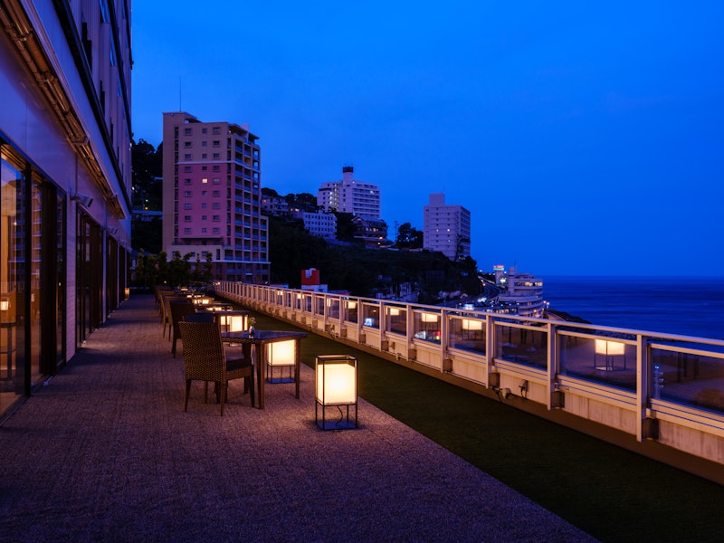 ファミリールームで快適!館内におしゃれなバーがそなわるホテル滞在。往復送迎つき