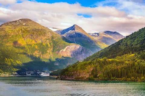 SALE価格🎍14名限定✨燃油込み！ビジネスクラス利用✈️添乗員同行で夏の北欧へ！ノルウェーのフィヨルドと街歩きを楽しむ7日間