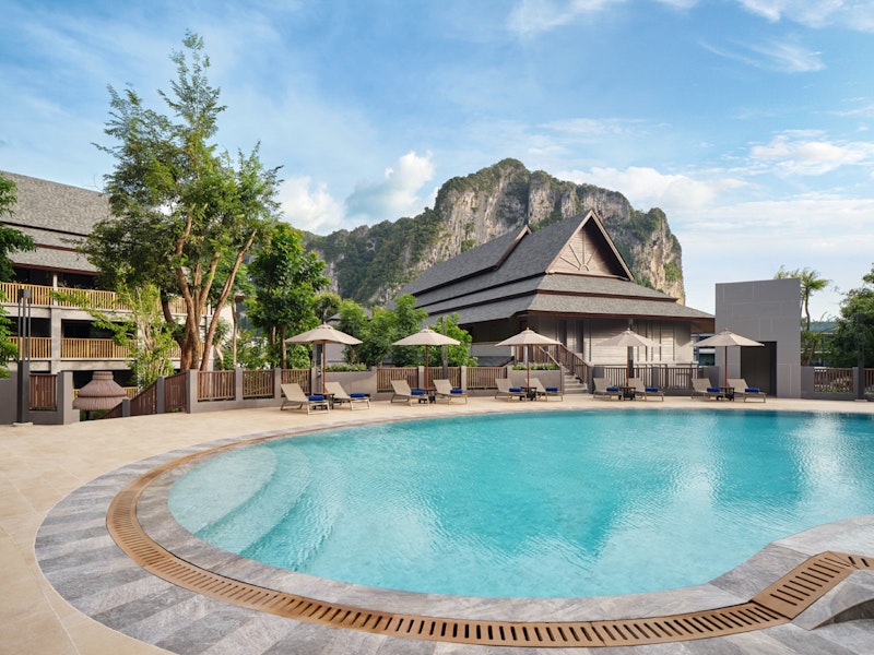 アオナンビーチがすぐ近く!絶景も魅力の4つ星リゾートにステイ。ビジネスクラス利用