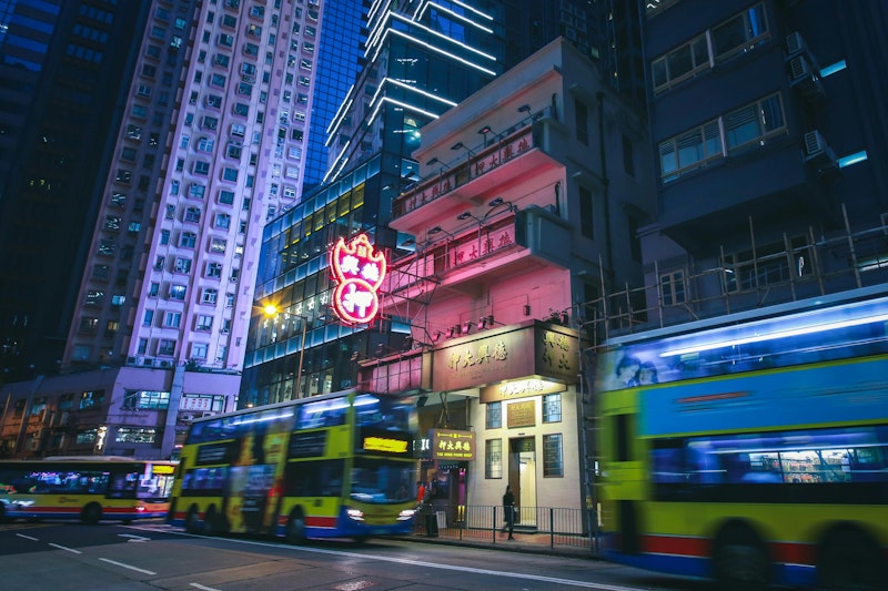 オープントップバスと夜景観賞つき！コンビニ併設の大型ホテルで快適な香港ステイ
