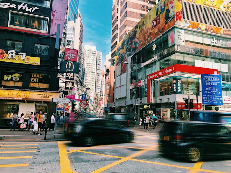 オープントップバスと夜景観賞つき！買い物に便利な大型ホテルに宿泊。ビジネスクラス利用