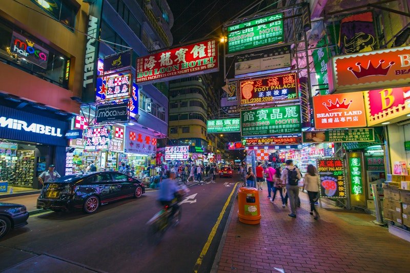 オープントップバスと夜景観賞つき！ネイザンロードが至近の好立地なホテルにステイ