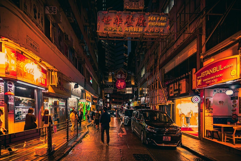 オープントップバスと夜景観賞つき！人気エリア中心部のホテルに宿泊。ビジネスクラス利用