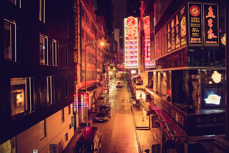 オープントップバスと夜景観賞つき！観光に便利なホテルにステイ。ビジネスクラス利用