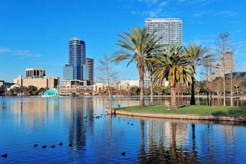 周辺には人気アトラクションが充実！屋外プールつきのホテルにステイ