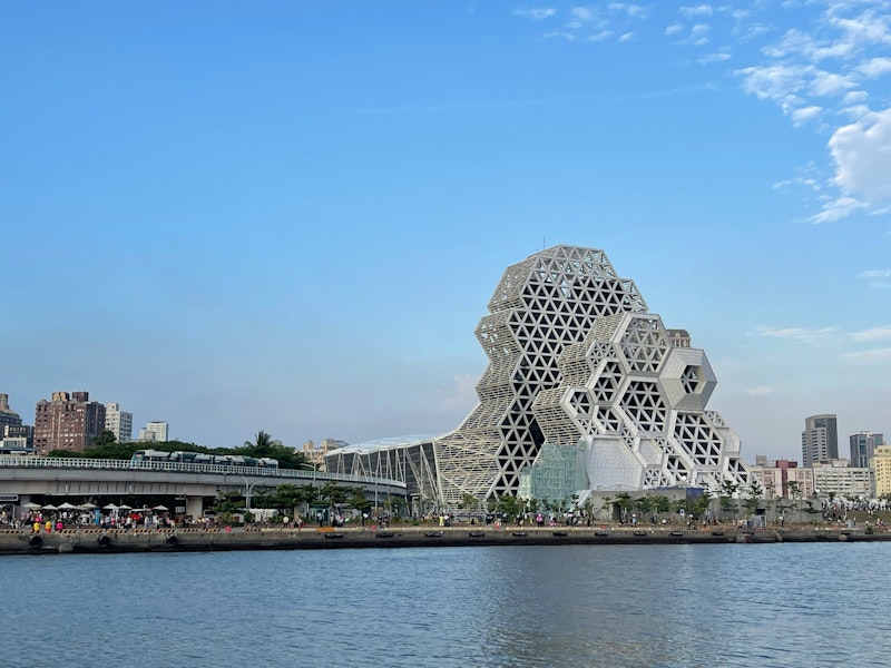 観光の拠点に便利！三多商圈駅すぐ＆レストランなど豪華な施設がそろった5つ星ホテル泊