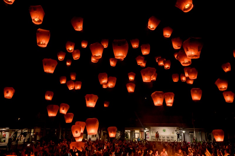 秋旅SALE🍁10/26発限定！魅惑の夜空に心うたれる合同天燈上げイベントへ。往復送迎つき