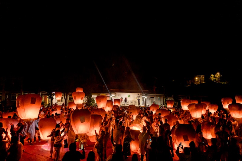 秋旅SALE🍁10/25発限定！荘麗な風景の合同天燈上げイベントへ。往復送迎つき