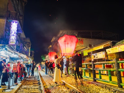 秋旅SALE🍁九份観光＆十分天燈上げつき！清潔感あるホテルで充実の台北旅。往復送迎つき