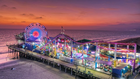 エンタメとファンタジーの2都市を巡る周遊ツアー！朝食つき3つ星ホテルにステイ