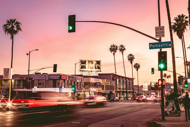 シティビューを堪能できる屋上エリアが自慢!スタイリッシュなホテルで充実のステイ