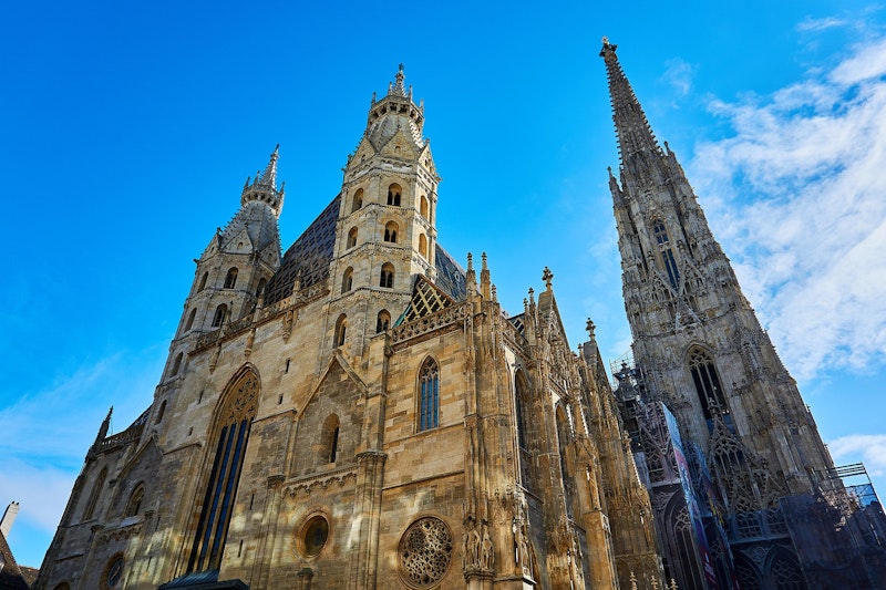 歴史的な建築が魅力の人気2都市を訪れる周遊ツアー！3つ星ホテルで快適ステイ