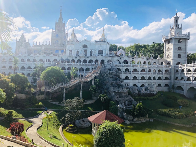 ボホール島観光つき！多国籍料理を味わえるレストランつきホテル滞在。往復送迎つき