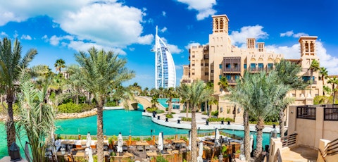 パームジュメイラのモダンな高級リゾートに宿泊。ビーチやスカイラインの絶景を一望！