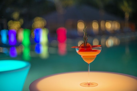 オールインクルーシブで優雅にリゾート!5つ星ホテルのサンライズ側、水上ヴィラに宿泊