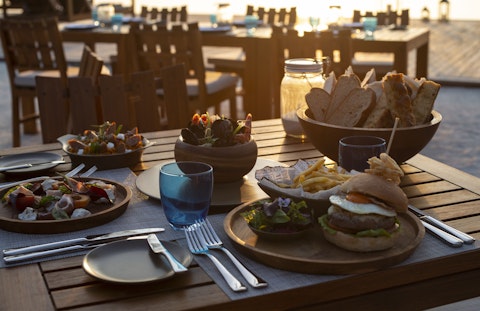 オールインクルーシブで至福のリゾート体験！豪華ホテルのサンライズ側水上ヴィラに宿泊