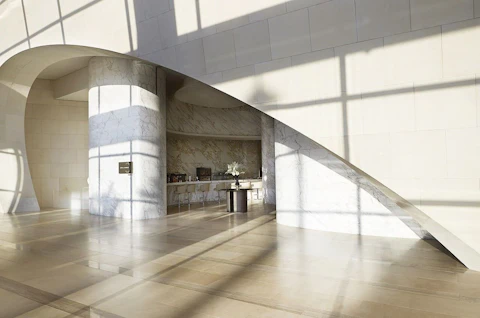 人気のパラダイスシティに隣接！モダンな4つ星ホテルに宿泊。ビジネスクラス利用