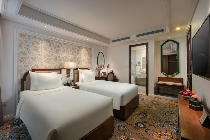 ルーフトップバーやプールを完備!洗練されたデザインの5つ星ホテルにステイ