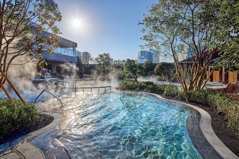 カジノや免税店、屋内外プール併設！釜山最大級の規模を誇る5つ星ホテルに宿泊