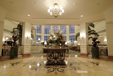 SALE価格🎉1デー・パーク・チケットつき！香港ディズニーランドホテルの海が見える部屋にぜいたくステイ