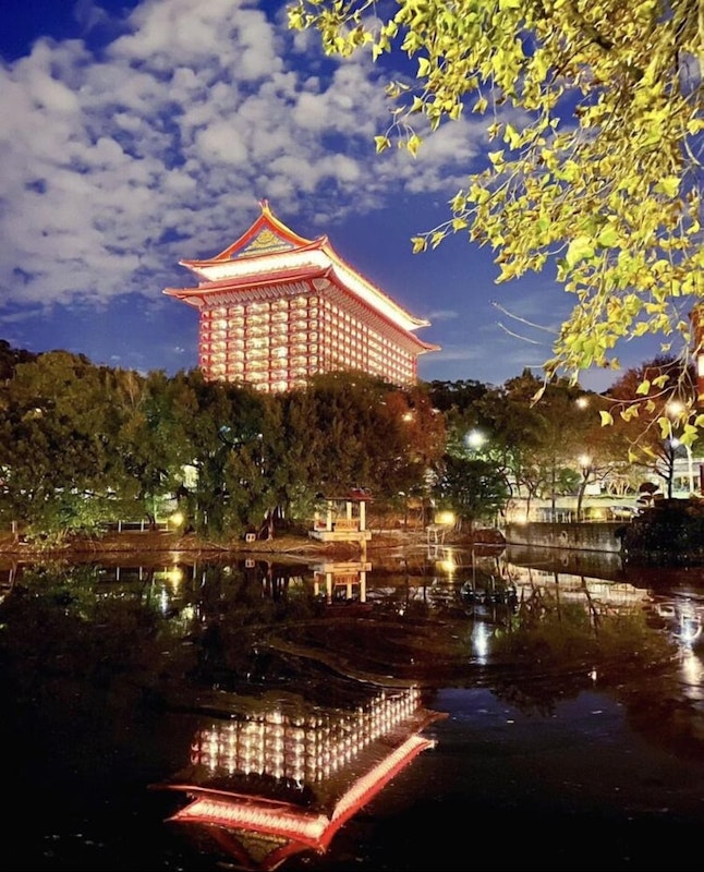 人気の士林夜市に好アクセス!屋外プール併設の中国宮殿風ホテル泊。ビジネスクラス利用