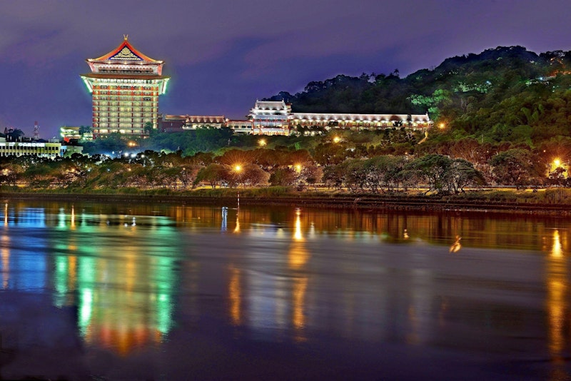 中国宮殿風の老舗5つ星ホテルで優雅なステイ!士林夜市に好アクセス。往復送迎つき