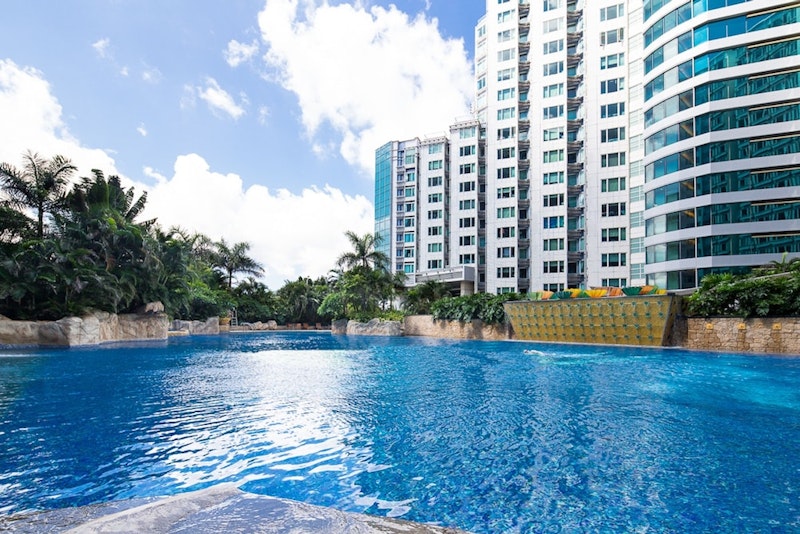 トロピカルな雰囲気！ジャグジーつき屋外プールがそなわるハーバーフロントホテル滞在