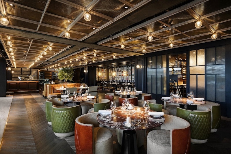 多国籍なダイニング＆屋外プール併設！大きな吹き抜けのロビーが魅力のホテル滞在