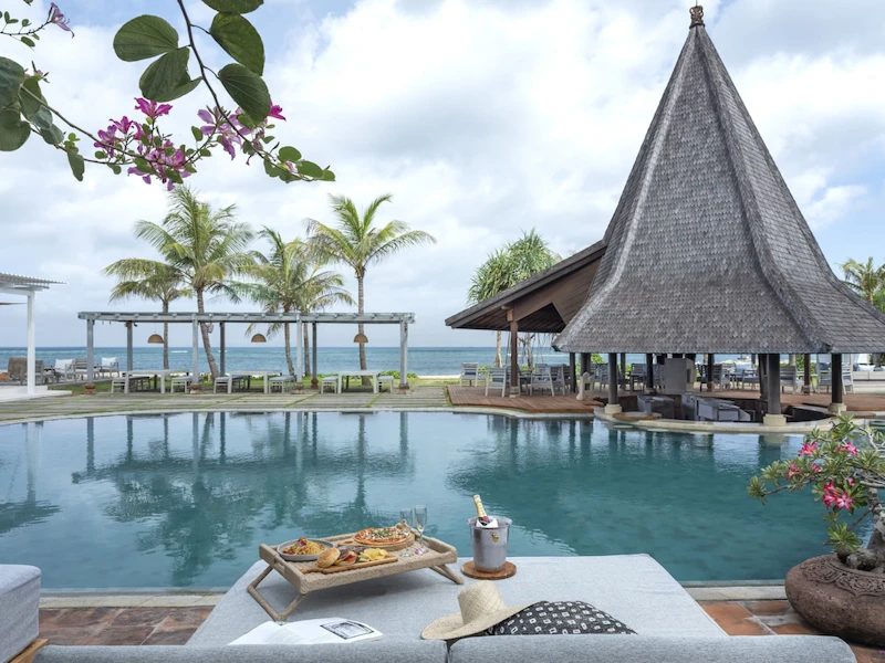 ビーチフロントの立地が自慢！タンジュン ベノア地区のブティックリゾートホテルに宿泊