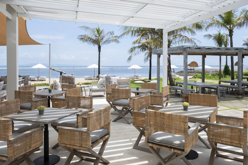 海辺のレストランが魅力！ゆったりしたぜいたくを楽しむビーチフロントホテルに宿泊