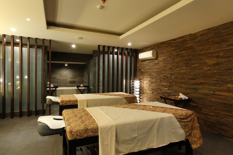 ビジネスクラスで行く!緑豊かな庭園を眺められる屋外プールつき日系ホテルに宿泊