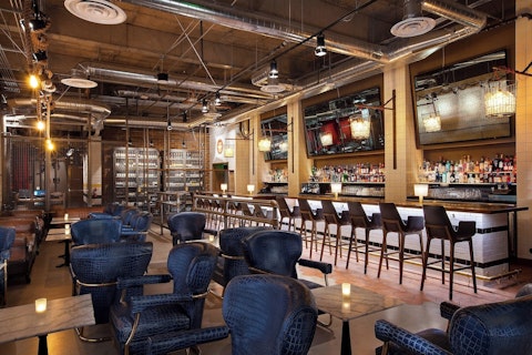 ショッピングセンターに直結！ダウンタウンの快適4つ星ホテルに宿泊。ビジネスクラス利用