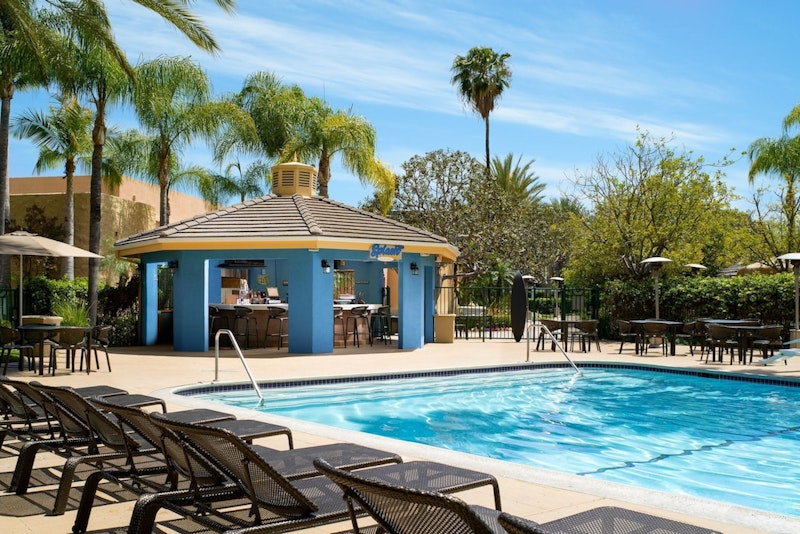 ディズニーランドパークチケットつき！カラフルな南国リゾート風4つ星ホテルにステイ