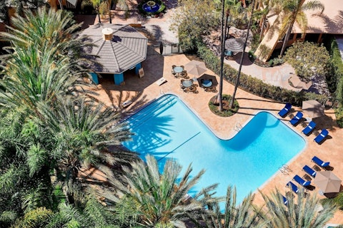 屋外温水プール完備！観光の拠点に便利な4つ星ホテルにステイ。プレミアムエコノミー利用