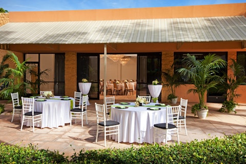 ディズニーリゾートは徒歩圏内！南国リゾート風ホテルに宿泊。プレミアムエコノミー利用