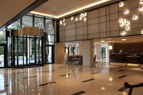 ディズニーリゾートにアクセスよし！南国気分を味わえるホテル泊。ビジネスクラス利用