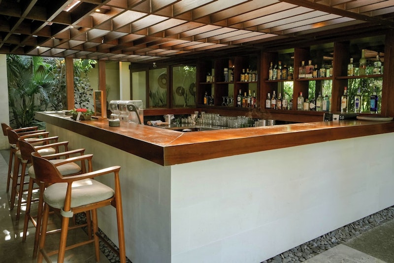 ビジネスクラスで快適な旅！緑豊かなガーデンで食事を楽しめるヴィラに宿泊