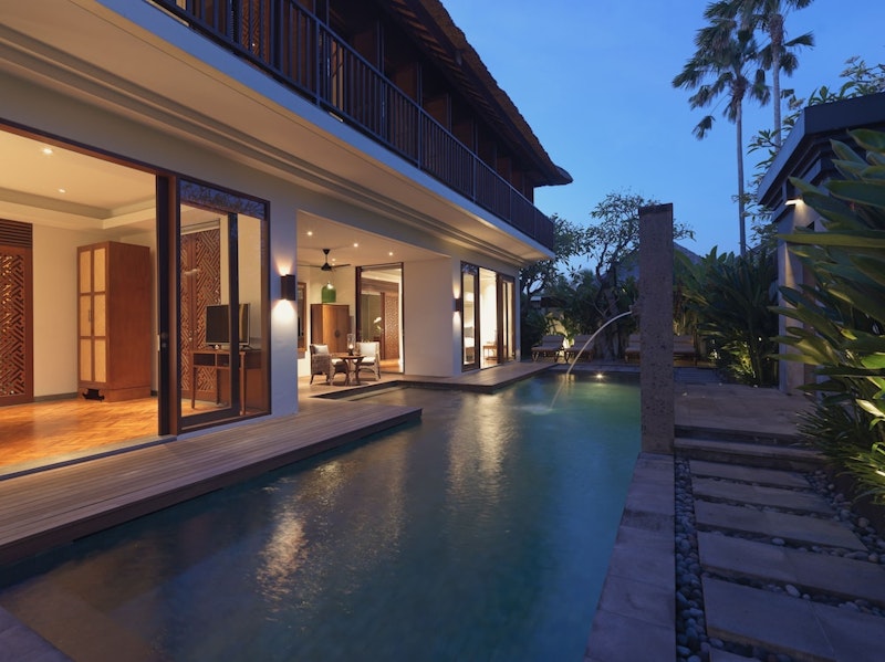 スミニャック地区の5つ星リゾートに泊まる旅！広々とした開放的のある部屋にステイ