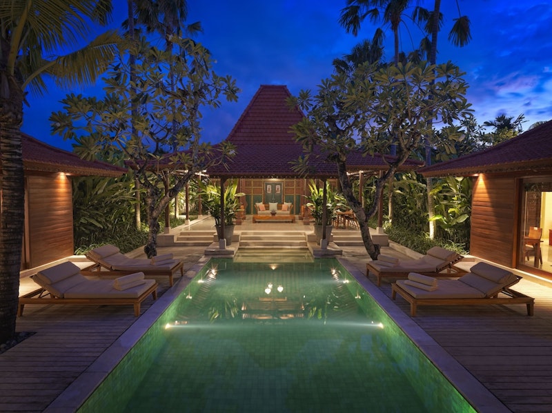 インフィニティプールを完備！ビーチ沿いの5つ星ホテルに宿泊。ビジネスクラス利用