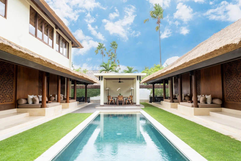 3段インフィニティプールが自慢！スミニャックの5つ星にステイ。ビジネスクラス利用