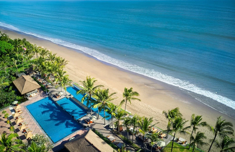 スパやインフィニティプールをそなえた5つ星ビーチリゾートに宿泊！ビジネスクラス利用