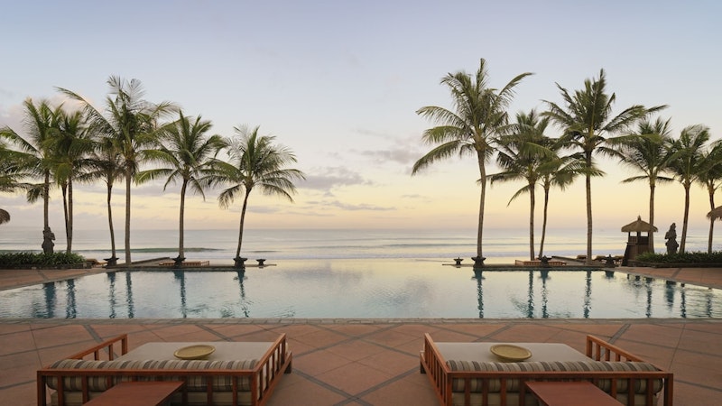 インフィニティプールやスパ併設！5つ星ビーチフロントリゾート泊。ビジネスクラス利用