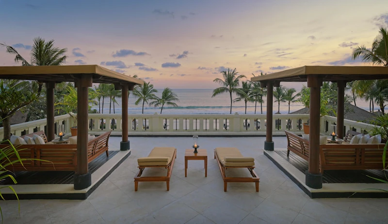 3段インフィニティプールが自慢！スミニャックの5つ星にステイ。ビジネスクラス利用