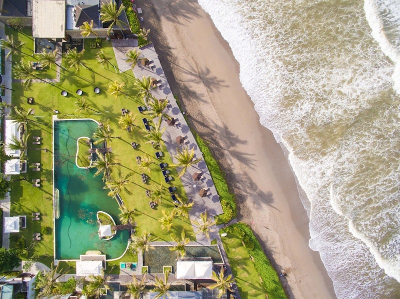 スミニャックビーチが目の前に！プライベートな空間が広がるヴィラホテルでぜいたく旅