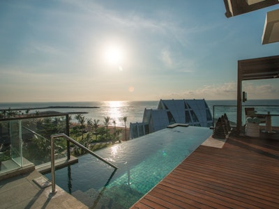 海辺の崖上から絶景を満喫！美食のダイニングやおもてなしも魅力の5つ星ホテルにステイ