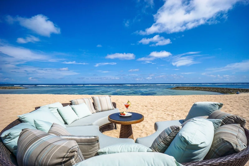 テラスからラグーンプールへ直結！絶景を望む5つ星ホテルの優雅なスイートにステイ