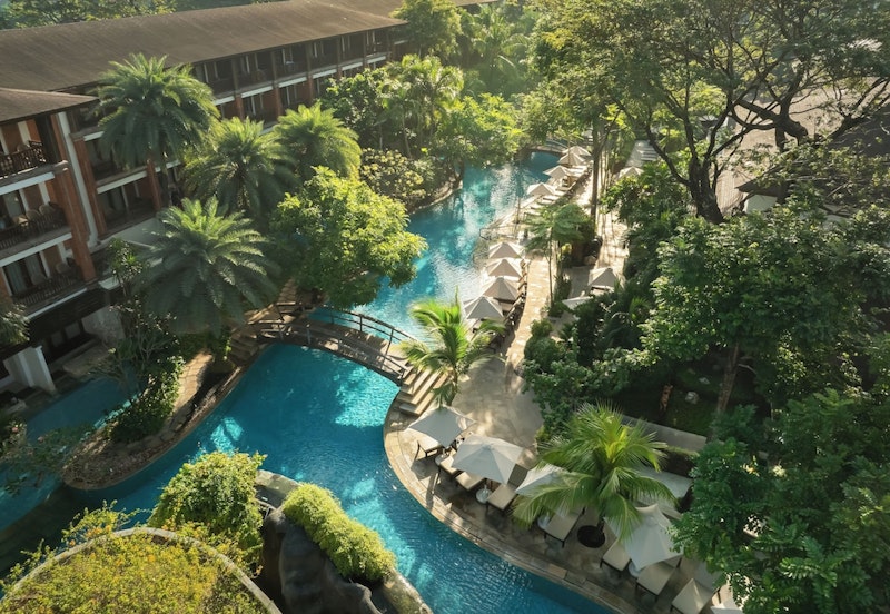 レギャンビーチが目の前！広大な敷地を誇る5つ星リゾートに宿泊。クラブラウンジつき